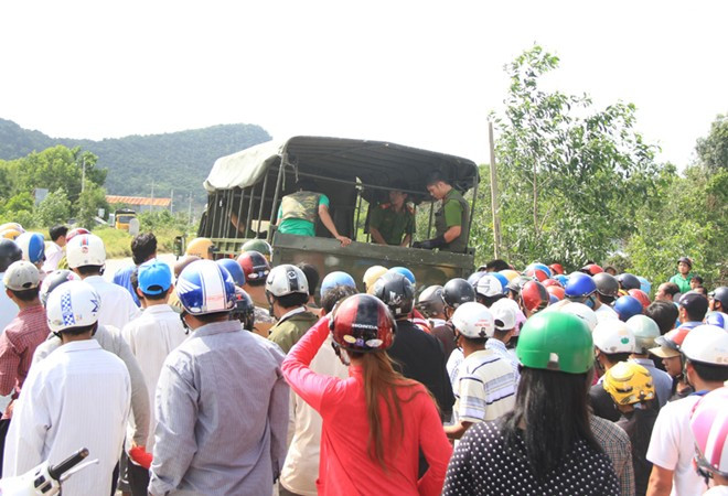 Cảnh sát đưa Tuấn Em và người yêu của thanh niên này vào bệnh viện cấp cứu, chiều 4/8