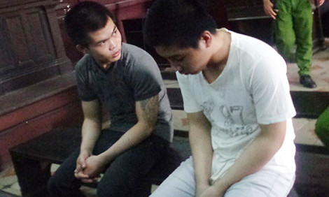 Hai bị cáo Bằng (áo xám), Đông (áo trắng) trong giờ nghị án