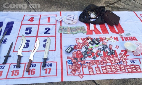 Mã tấu, dao lê và tiền thu tại chiếu bạc