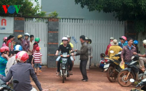 Người dân hiếu kỳ tụ tập trước nơi xảy ra vụ việc