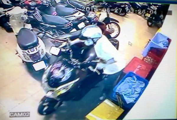 Hình ảnh đối tượng trộm 9 xe tay ga từ camera an ninh