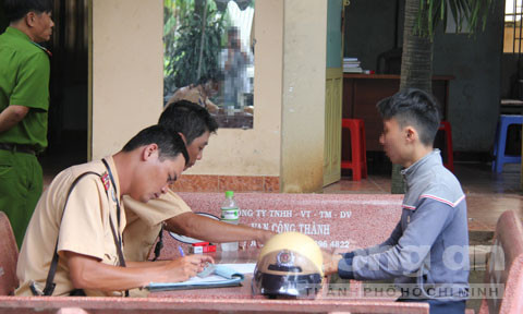 CSGT lập biên bản hai sinh viên