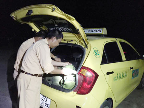 Tổ công tác kiểm tra xe tacxi 37A -135.65 và phát hiện số ma túy