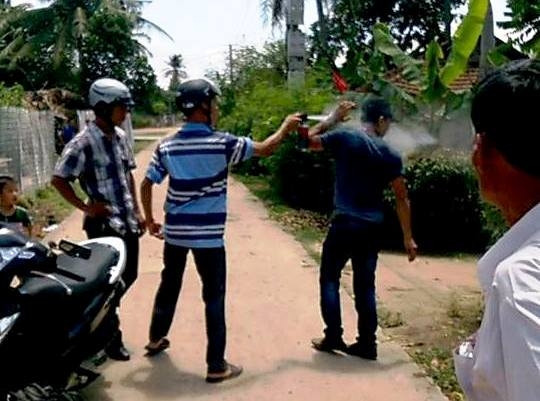 Hình ảnh được cắt từ video Trưởng công an xã xịt hơi cay tới tấp vào anh Lê Tiến Phú.