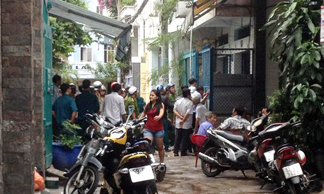 Người dân hiếu kỳ xem cơ quan công an khống chế đối tượng lên cơn nghiện