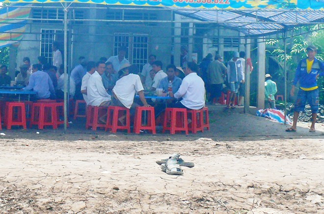 Gia đình anh Chứng tổ chức đám tang cho nạn nhân. Ảnh: Nhât Tân