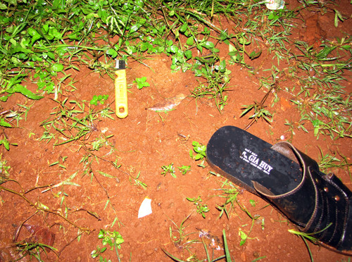 Con dao và dép của hung thủ bỏ lại hiện trường. Ảnh: Xuân Mai