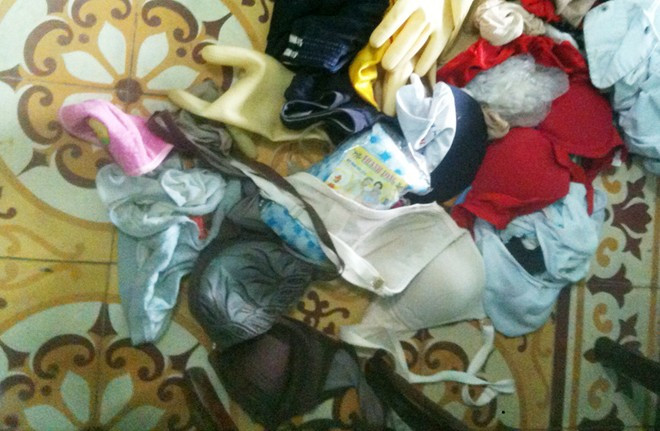 Túi "tang vật" mà thiếu niên xách trên tay. Ảnh: Nhật Tân