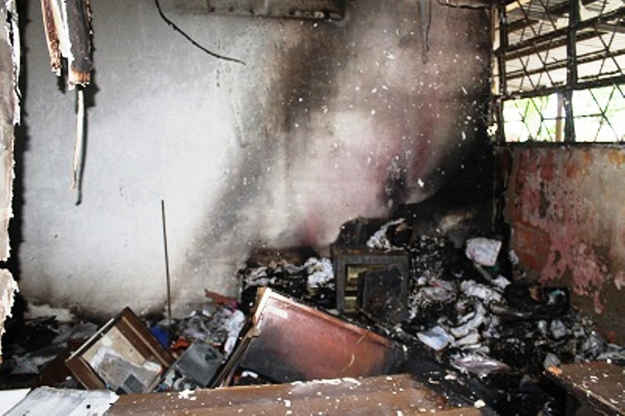 Hiện trường nghi án trộm phá két sắt để thực hiện hành vi trộm cắp tài sản khiến công ty bốc cháy. Ảnh: Cảnh sát PCCC