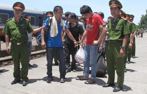 Nguyên "Trễ" (áo phông xanh) bị bắt sau ba tháng lẩn trốn. Ảnh: Lam Sơn