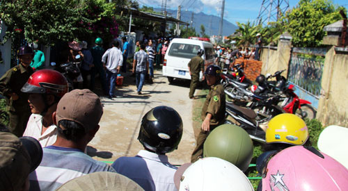 Xung quanh nhà nạn nhân được phong tỏa. Ảnh: Xuân Ngọc