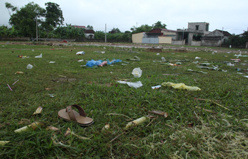 Một chiếc dép của nạn nhân bỏ lại hiện trường. Ảnh VnExpress