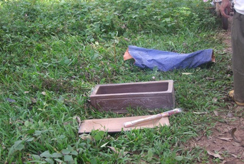 Tiến hành chôn cất thi thể trẻ sơ sinh