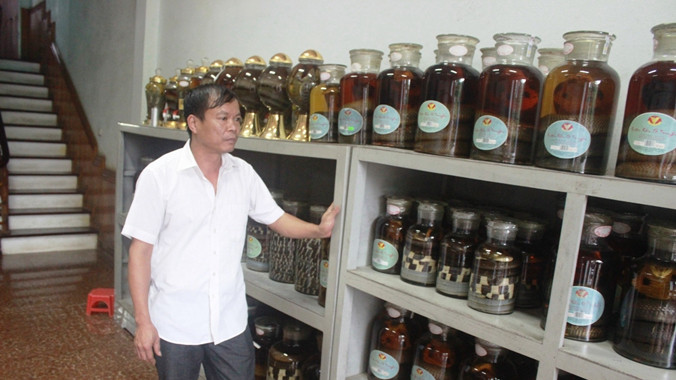Ông Vũ Mạnh Hùng và các sản phẩm chế biến từ rắn 