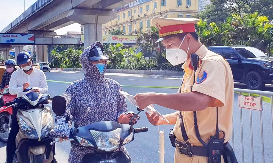 Tổ công tác kiểm tra giấy tờ của người tham gia giao thông.