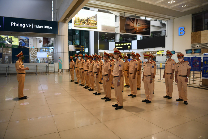 Gần 40 cán bộ chiến sĩ Cục CSGT lên đường vào miền Nam chống dịch.