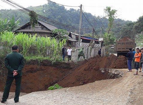 Hố sụt lún khoét một nửa tỉnh lộ gây tắc đường cục bộ, tỉnh Bắc Kạn sau đó phải cho san lấp.