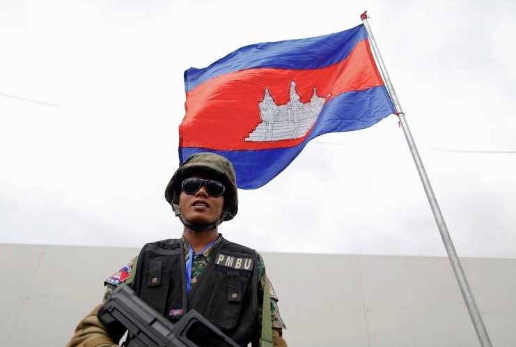 Một lính Campuchia đứng gác ở Phnom Penh. (Ảnh: Reuters)