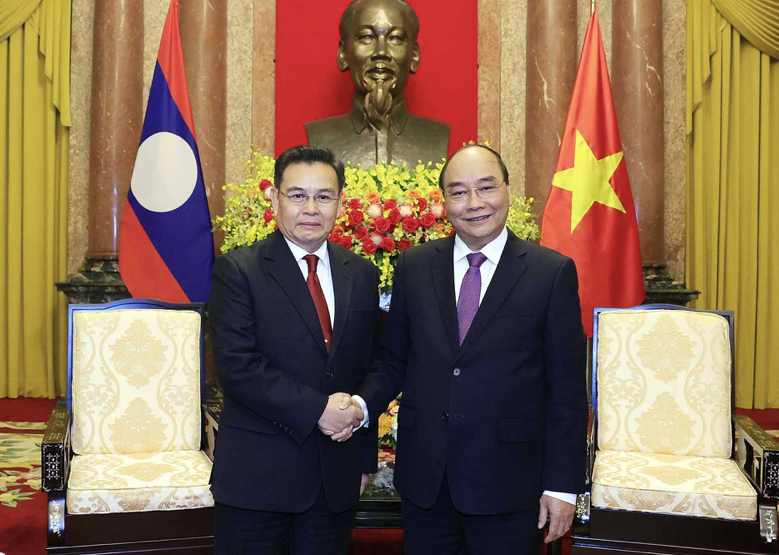 Chủ tịch nước Nguyễn Xuân Phúc tiếp Chủ tịch Quốc hội Lào Saysomphone Phomvihane. (Ảnh: TTXVN)