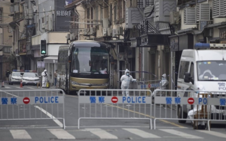 Người dân Trung Quốc đã chịu nhiều biện pháp hạn chế do COVID-19 trong suốt 2 năm qua. (Ảnh: EPA)