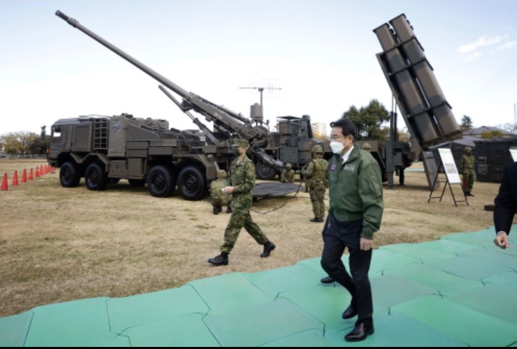 Thủ tướng Nhật Bản Fumio Kishida trong chuyến thăm trại Asaka ở Tokyo. (Ảnh: Bloomberg)