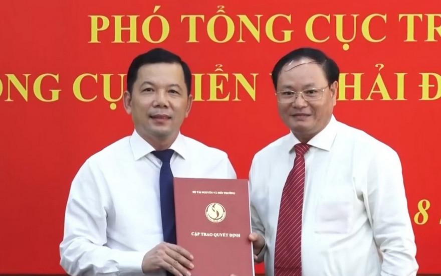 Thứ trưởng Lê Minh Ngân trao quyết định và chúc mừng đồng chí Trương Đức Trí. Ảnh: VGP