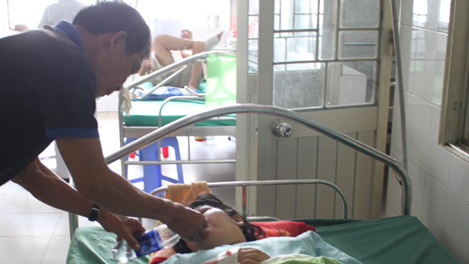 Chị D. đang được người nhà chăm sóc tại bệnh viện.