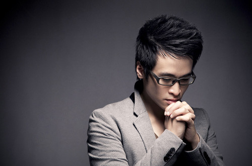 Ca sĩ Hà Anh Tuấn mất một khoảng thời gian khá dài đồng hành cùng bố trên giường bệnh.