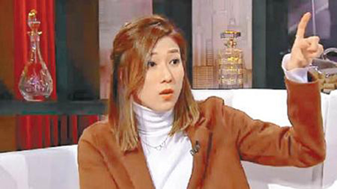 Chung Gia Hân bàng hoàng chia sẻ trên sóng truyền hình.