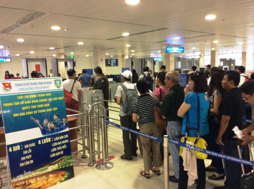 Hành khách làm thủ tục tại sân bay Tân Sơn Nhất. Ảnh minh họa.