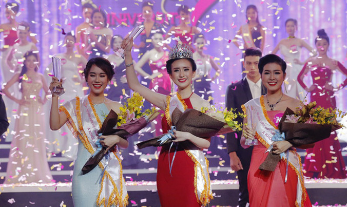 Đặng Thị Thu Hồng (giữa ảnh) sinh năm 1997, là sinh viên trường Cao đẳng Thương mại Đà Nẵng trở thành chủ nhân của chiếc vương miện Hoa khôi “Nữ sinh viên Việt Nam duyên dáng 2016” ngày 10/12/2016,