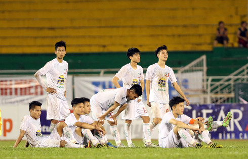Nỗi buồn của U21 HAGL sau khi gục ngã trước loạt sút luân lưu. Ảnh: Đức Đồng.