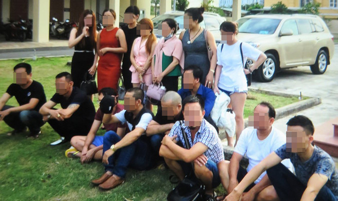 Nhóm người phê ma túy bị công an quận 7 tạm giữ.