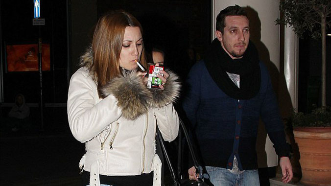 Cô vợ Jorgelina của Di Maria phì phèo điếu thuốc.