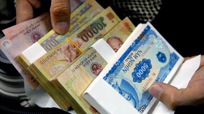 Tình trạng đổi tiền lẻ "ăn" chênh lệch mặc dù bị nghiêm cấm nhưng vẫn diễn ra trong thời gian gần đây.