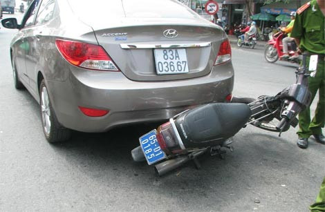 ‘Trốn’ Công an, nữ tài xế lạng lách phi như bay trên đường