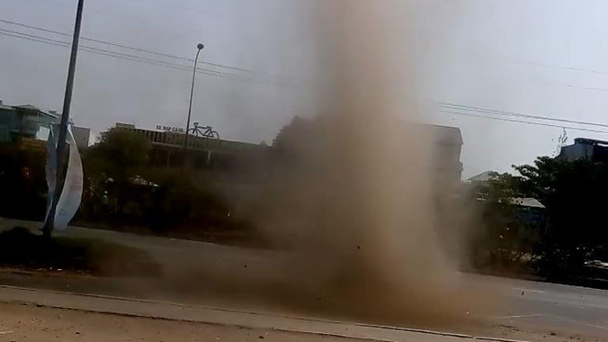 Hình ảnh "vòi rồng" xuất hiện ở TPHCM.