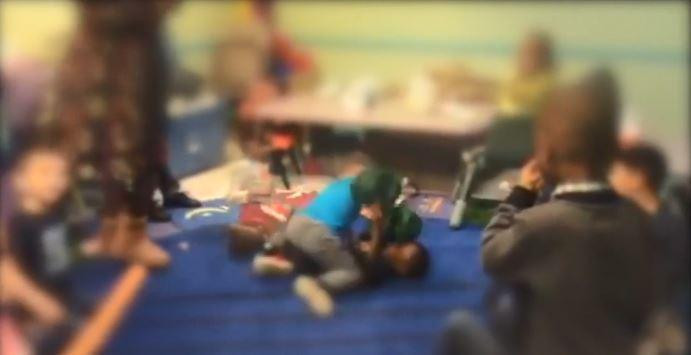 Hai đứa trẻ đánh nhau trên sân đấu.