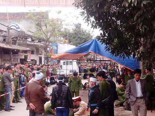 Rất đông người dân đến theo dõi công tác khám nghiệm hiện trường, điều tra vụ việc