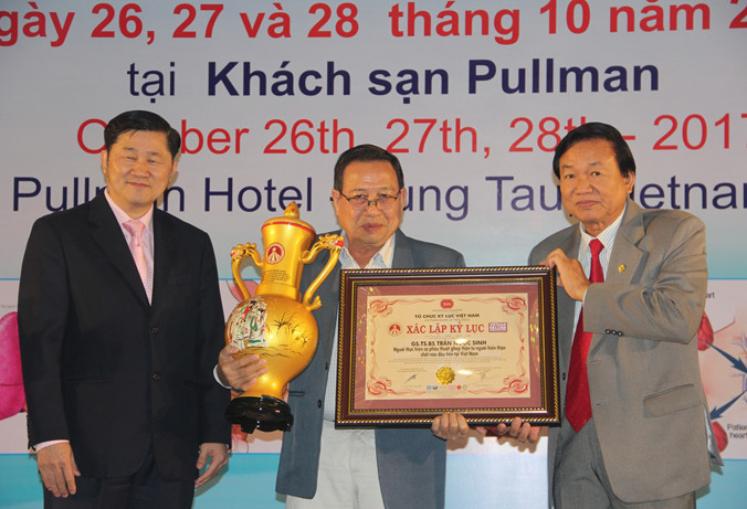 GS.TS.BS Trần Ngọc Sinh được xác nhận kỷ lục “Người thực hiện ca ghép thận từ người hiến thận chết não đầu tiên tại Việt Nam” và “Người thực hiện ca phẫu thuật lấy & ghép thận từ người hiến thận tim ngừng đập đầu tiên tại Việt Nam”