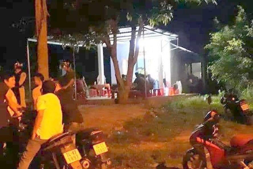 Chú thích: Lực lượng Công an có mặt tại nhà nạn nhân để điều tra trong đêm. Ảnh: Báo Tài nguyên.