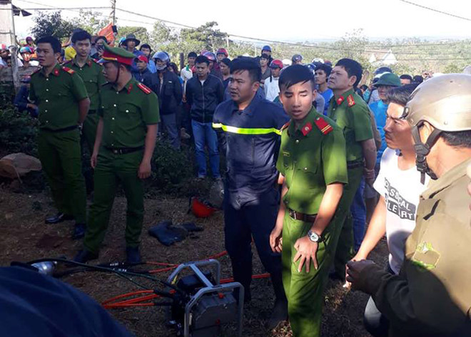 Chiều 22/2, đại tá Đỗ Văn Xuyền, Trưởng công an huyện Krông Búk (Đắk Lắk), cho biết cơ quan chức năng vừa "giải cứu" 2 đứa trẻ bị bố mẹ nhốt trong nhà hơn một tuần qua. Theo đại tá Xuyền, sáng cùng ngày, người dân thấy ngôi nhà của vợ chồng ông H.N.H (