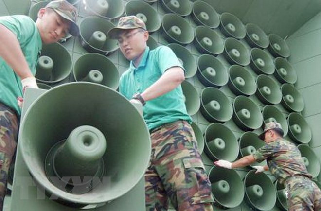 Binh sỹ Hàn Quốc lắp loa sử dụng cho chương trình phát thanh gần khu vực biên giới hai miền. Nguồn: Kyodo/TTXVN.