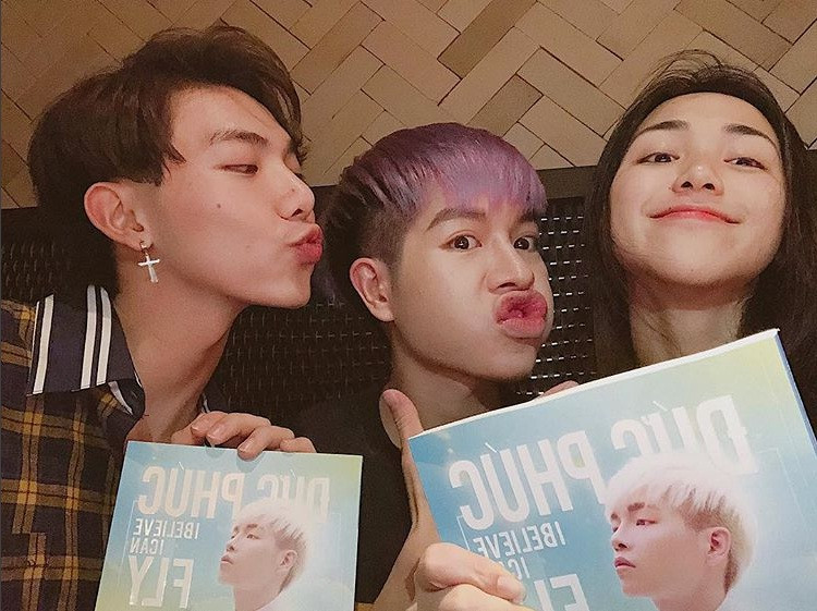 Các thành viên nhóm hoa dâm bụt Erik (trái), Đức Phúc (giữa) và Hoà Minzy.