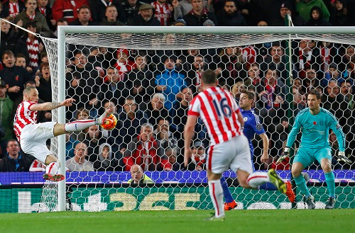 Pha dứt điểm đẳng cấp của Arnautovic giúp Stoke chiến thắng. Ảnh: Reuters.