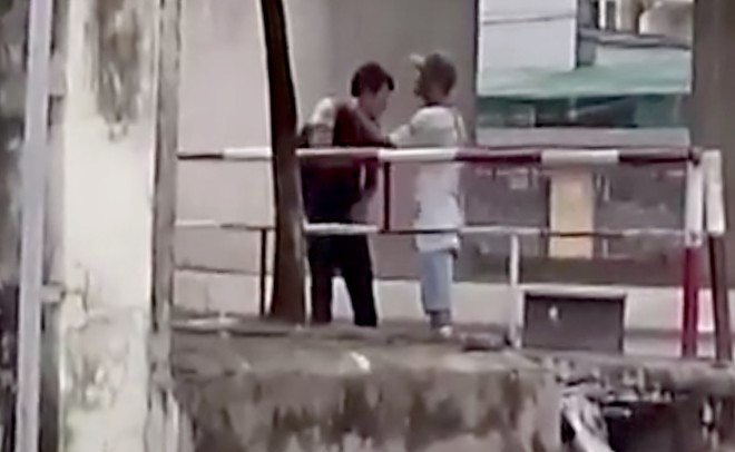 Cảnh trấn lột tiền giữa ban ngày dưới gầm đường trên cao vành đai 3, gần bến xe Nước Ngầm. Ảnh: Cắt từ clip.