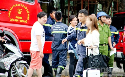 Cô gái Hàn Quốc được đưa xuống đất.