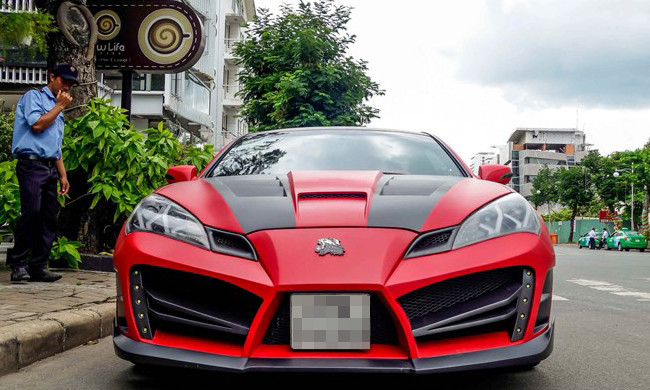 Hyundai Genesis coupe là mẫu xe thể thao hai cửa, bốn chỗ ngồi của hãng xe Hàn Quốc. Tại Việt Nam, dòng xe này được nhiều dân chơi độ lại khá mạnh tay. Xe mới nguyên bản có giá khoảng 1 tỷ đồng.