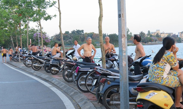 Mỗi buổi chiều, hàng trăm người kéo về hồ Tây để tắm.
