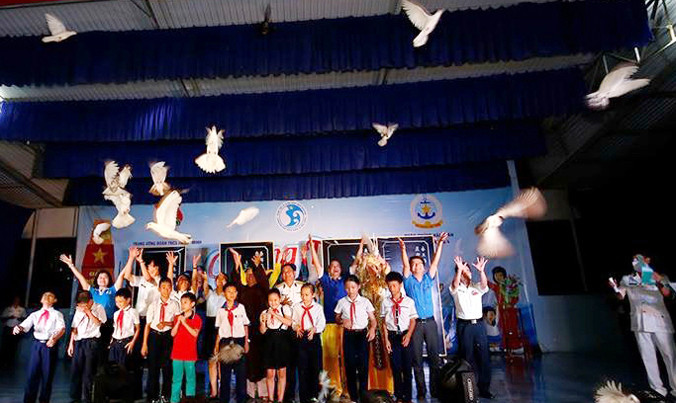 Các cháu cùng lãnh đạo Trung ương Đoàn, Vùng 4 Hải quân, Nhà hát Kịch Việt Nam, CLB Tuổi trẻ vì biển, đảo quê hương và Thượng tọa Thích Giác Nghĩa, trụ trì đầu tiên của chùa Trường Sa thả chim bồ câu.